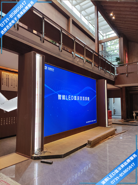 長(zhǎng)沙岳麓區(qū)桐梓坡路萬象城商場(chǎng)服裝店LED顯示屏.jpg